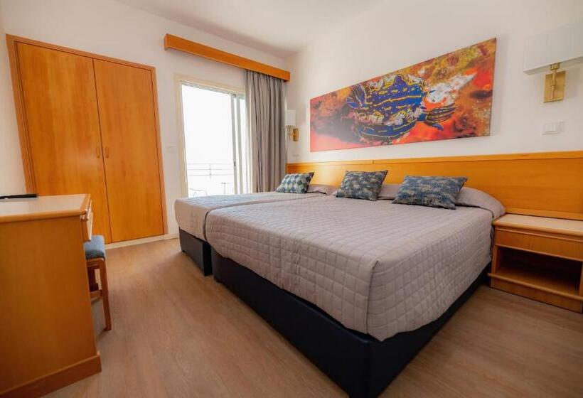 חדר סטנדרט לשלושה, Tylos Beach