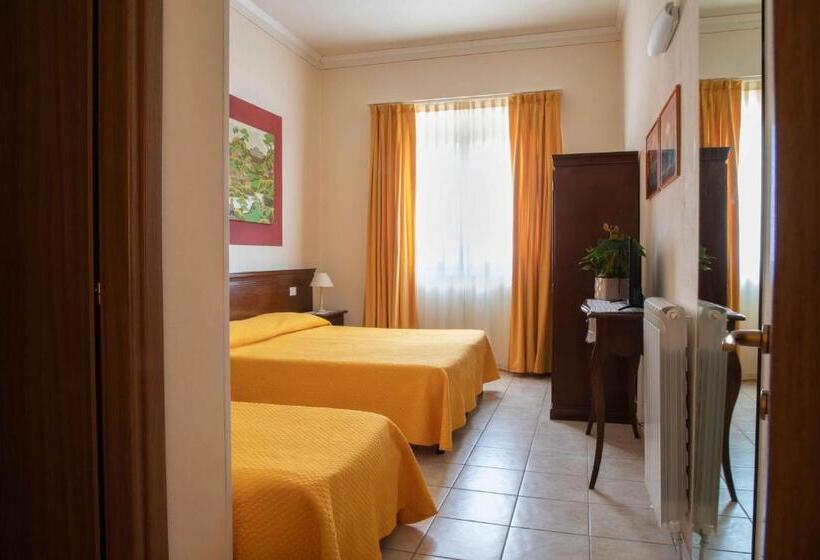 スタンダードトリプルルーム, Al Frantoio Maddii Levane Bed And Breakfast