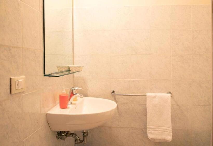 スタンダードトリプルルーム, Al Frantoio Maddii Levane Bed And Breakfast