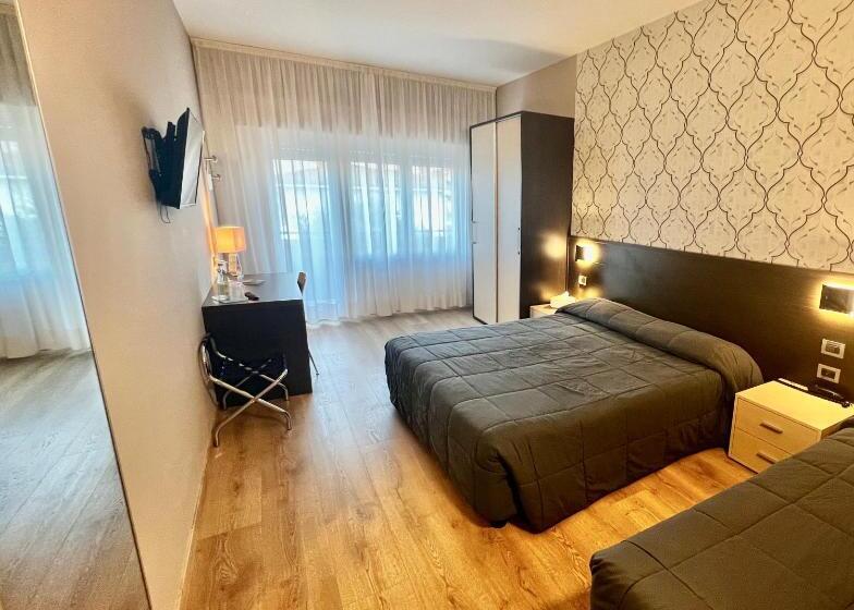 חדר סטנדרט לשלושה, Jo