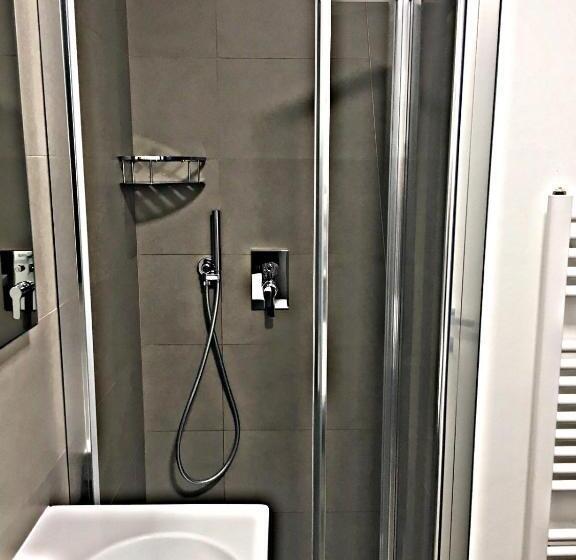 חדר סטנדרט לשלושה, Jo