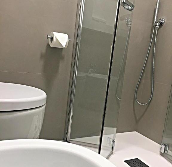 חדר סטנדרט לשלושה, Jo