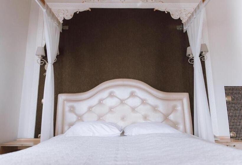 Люкс, Knyazhyi Dvir