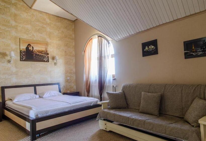 Полулюкс, Knyazhyi Dvir