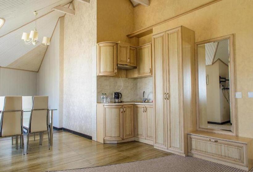 Полулюкс, Knyazhyi Dvir