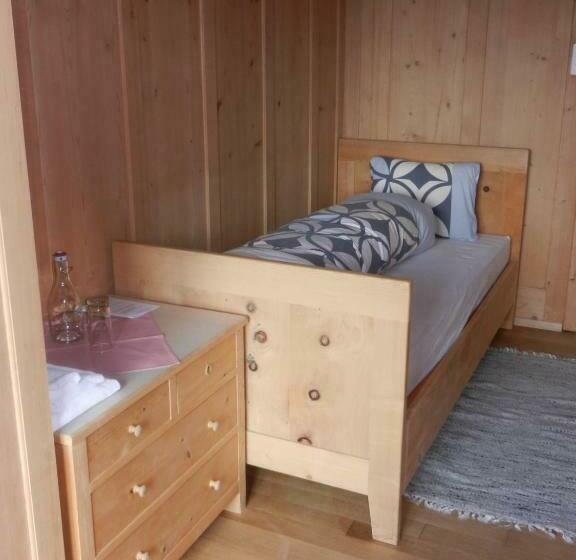 标准单人间共用浴室, Restaurant Capricorns