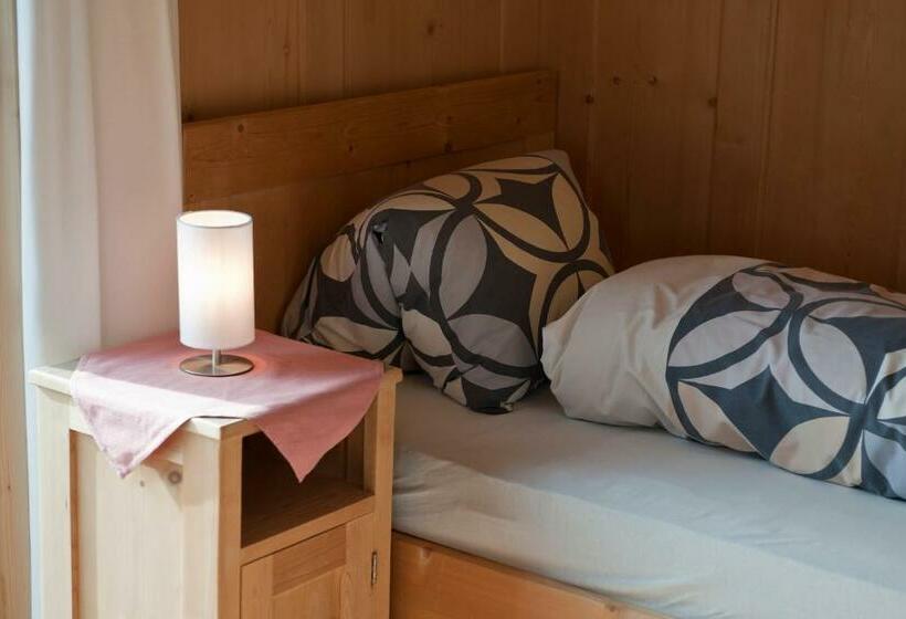 标准单人间共用浴室, Restaurant Capricorns