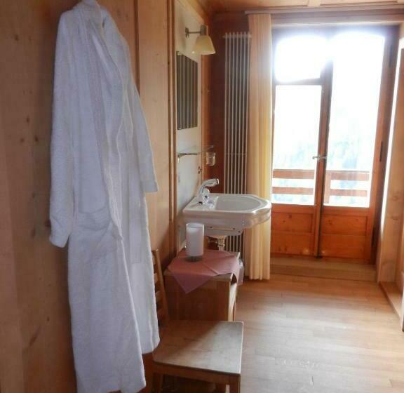 标准单人间共用浴室, Restaurant Capricorns