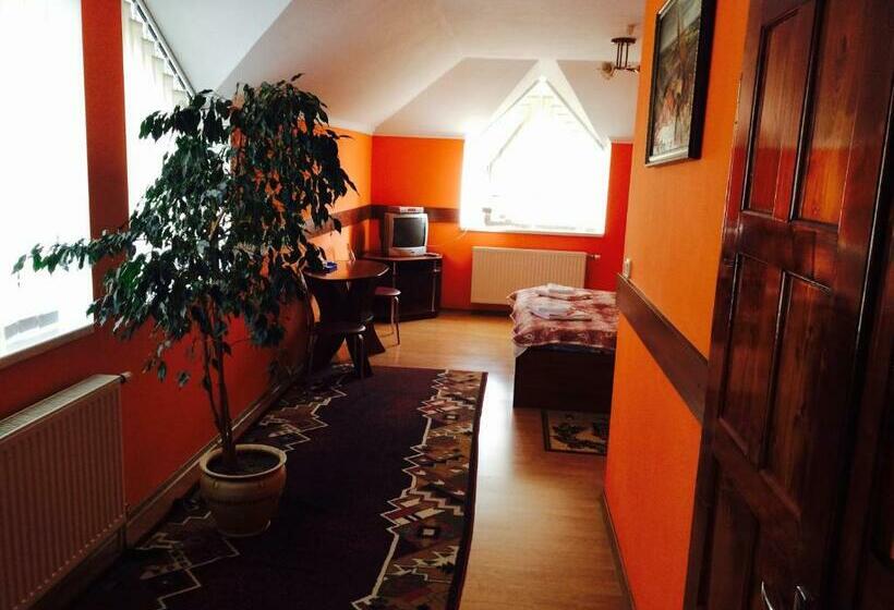 מיטת קינג בסוויטה, Zoloti Vorota