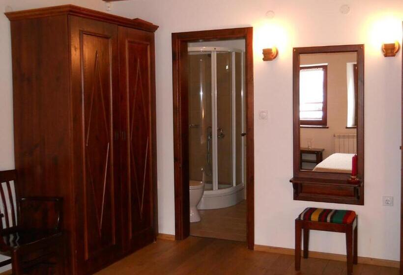 חדר סטנדרט לשלושה, Complex Kosovo Houses