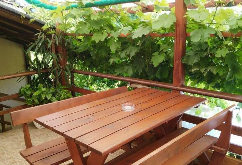 带共用浴室的标准房间, къща под наем Petrova