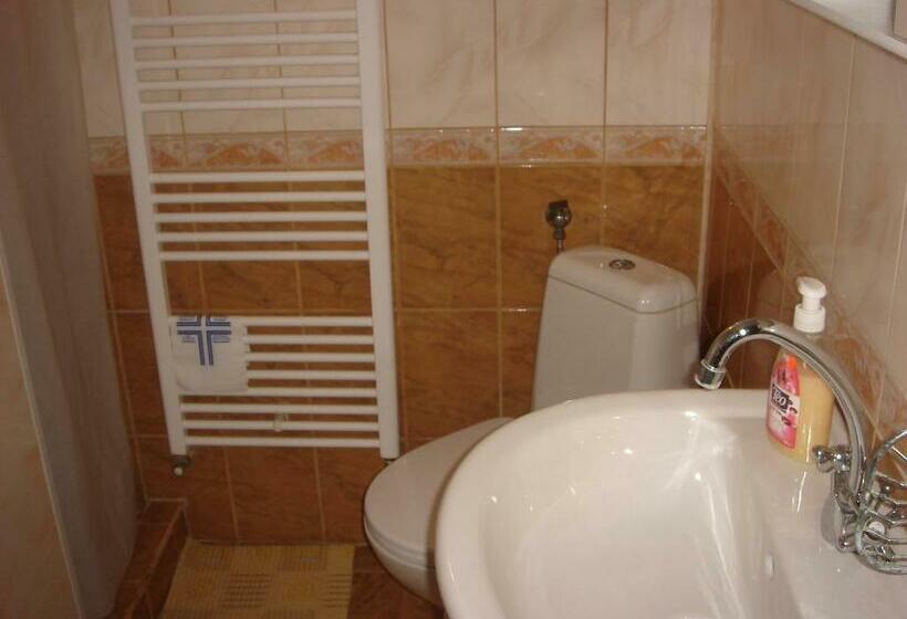 带共用浴室的标准房间, къща под наем Petrova