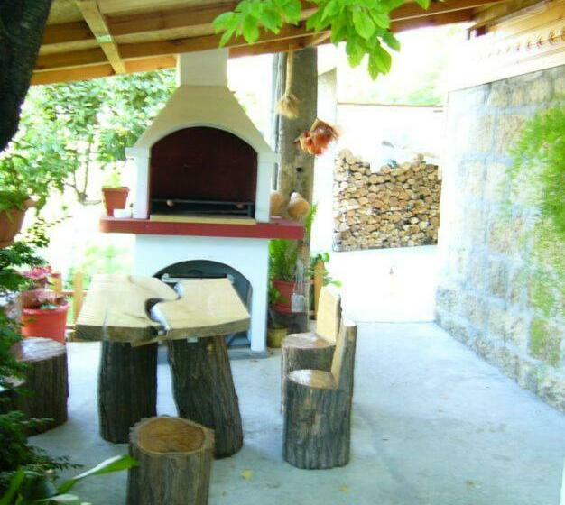 带共用浴室的标准房间, къща под наем Petrova