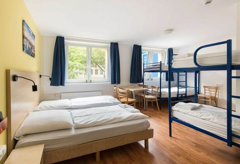 اتاق خانوادگی, a&o Berlin Mitte