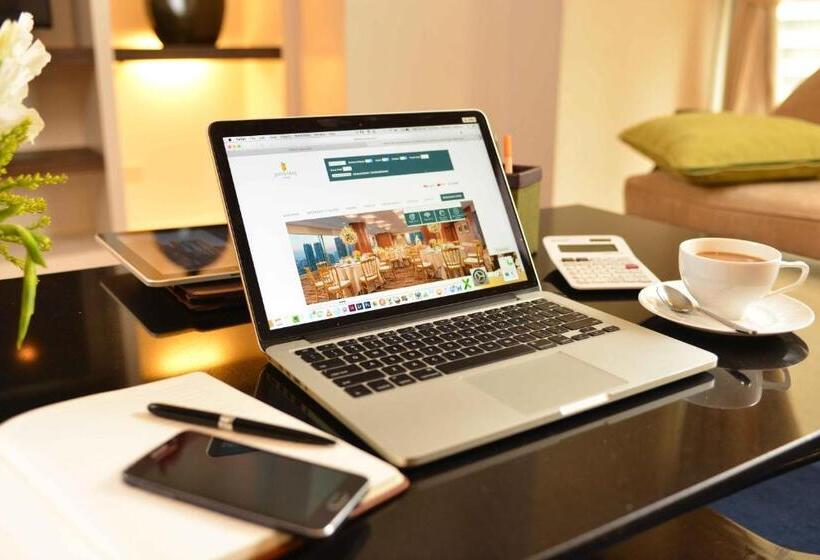 Полулюкс Повышенной Комфортности, Discovery Suites Manila, Philippines