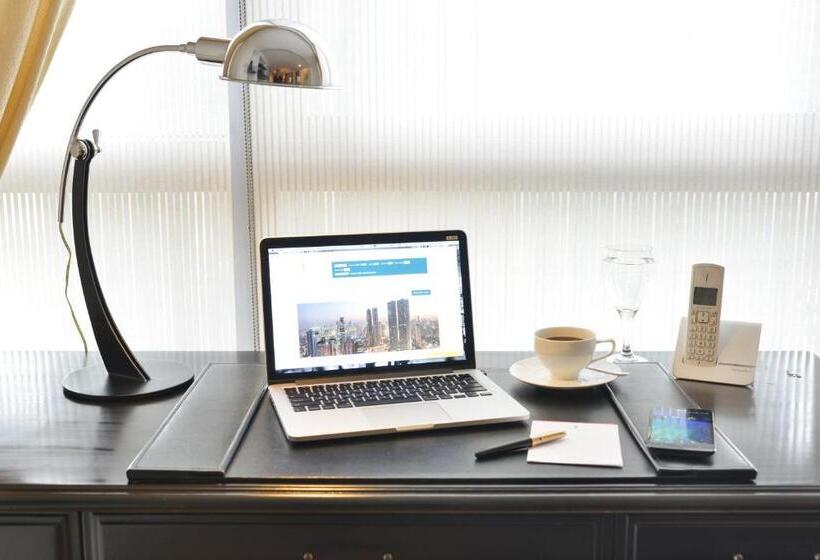 سوییت جونیور لوکس, Discovery Suites Manila, Philippines