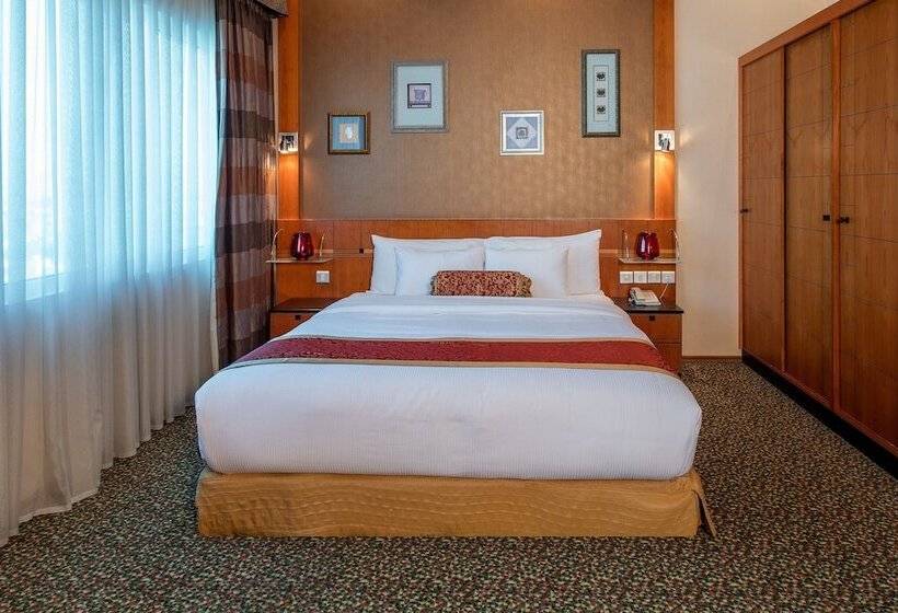 سوییت, Gulf Court