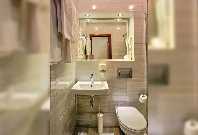اتاق اکونومی, Regina