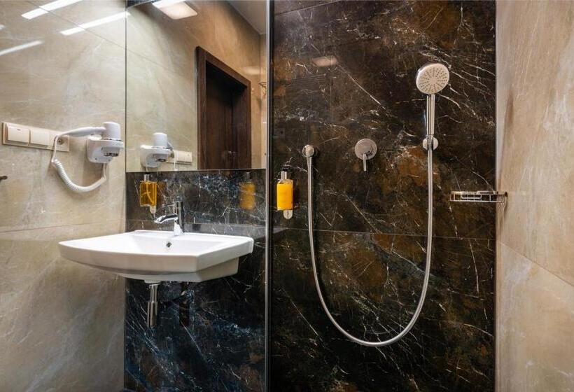 Pokój Trzyosobowy Standard z Balkonem, Satel