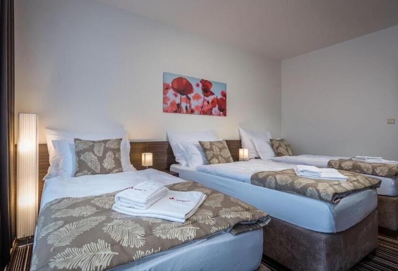 Pokój Trzyosobowy Standard z Balkonem, Satel