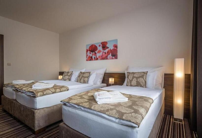 Pokój Trzyosobowy Standard z Balkonem, Satel