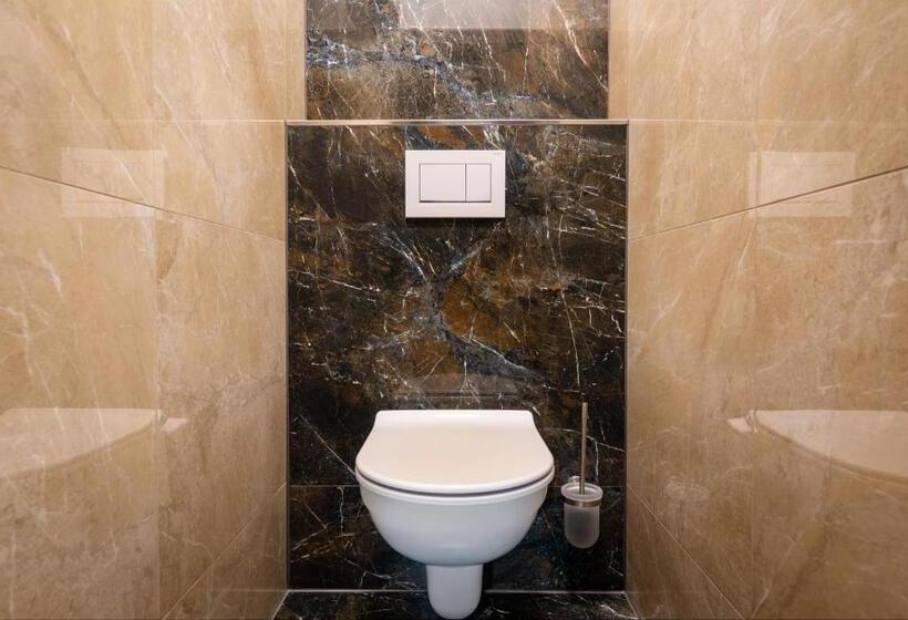 Pokój Rodzinny, Satel