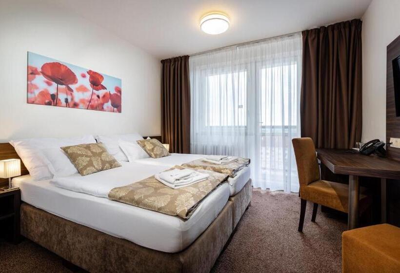 Pokój Rodzinny, Satel