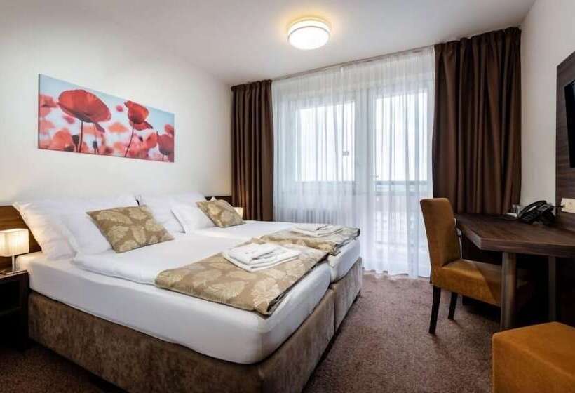 Pokój Rodzinny, Satel