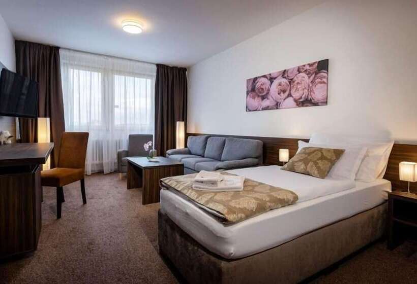 Pokój Rodzinny, Satel