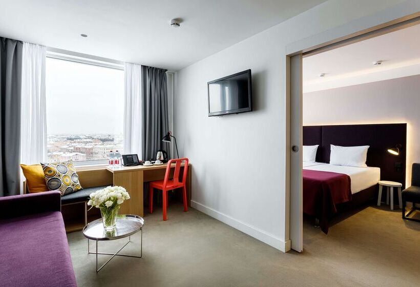 سوییت جونیور, Azimut Hotel St Petersburg