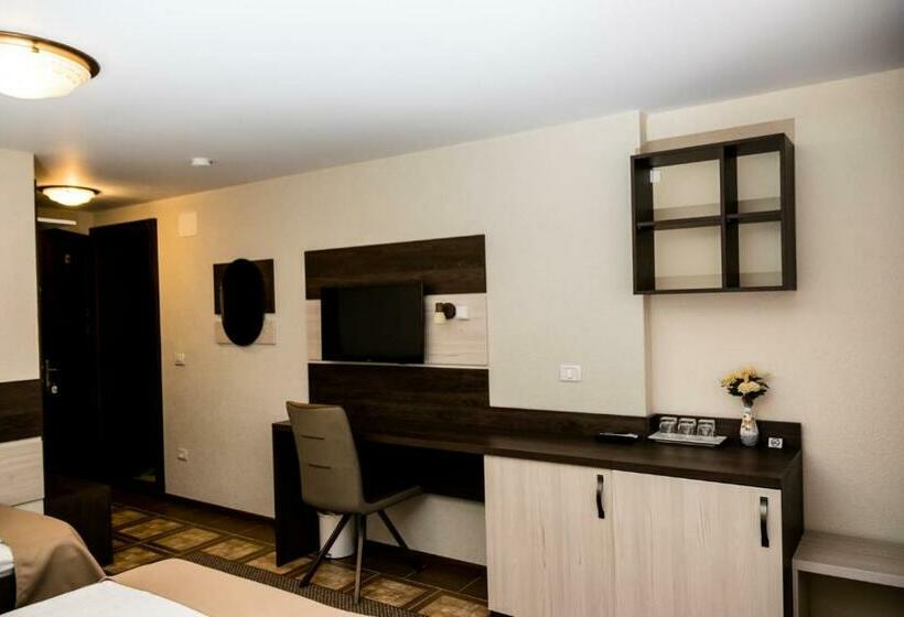 标准三人间, Domino Residence