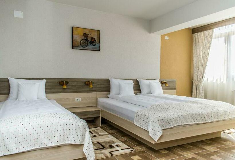 标准三人间, Domino Residence