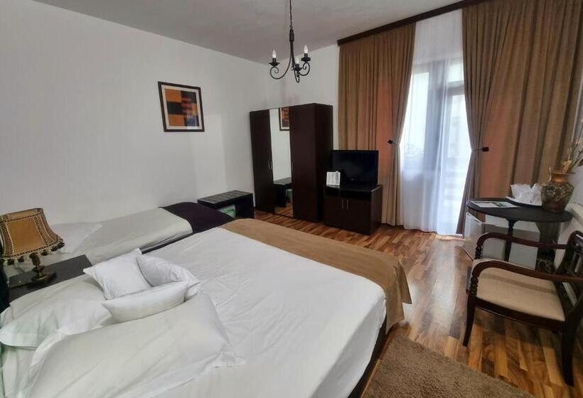 Трехместный Номер Стандарт с Балконом, Pensiunea Tobo