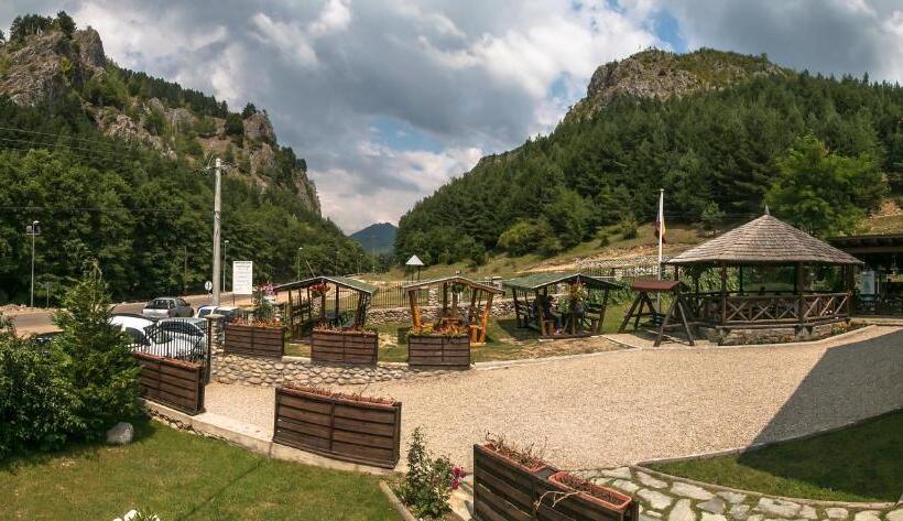 Дом 1 Спальня, Pensiunea Tobo