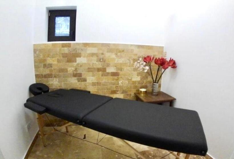 Люкс с Балконом, Pensiunea Tobo