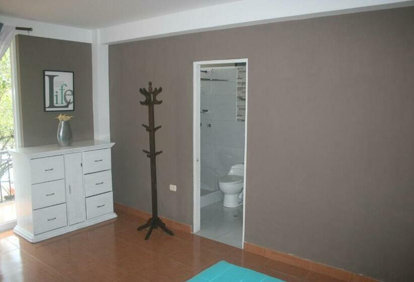 スタンダードルーム, Zoila's Suite Escape