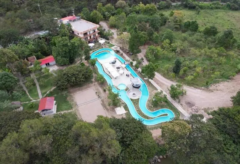 اتاق خانوادگی, Zoila's Suite Escape
