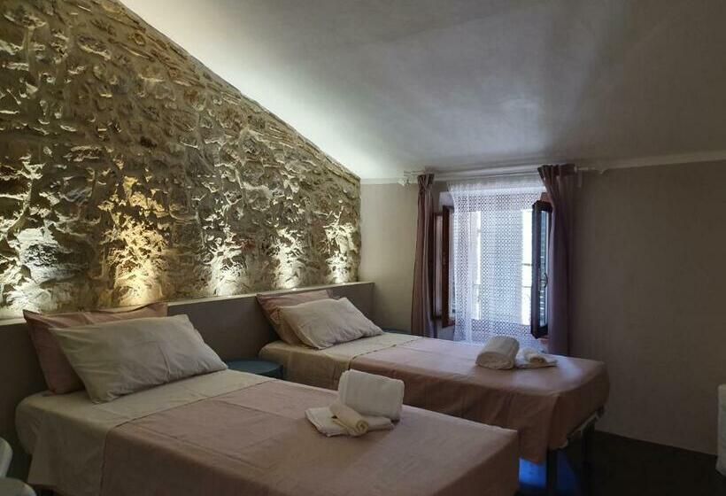 חדר דלוקס, Lo Scarabeo