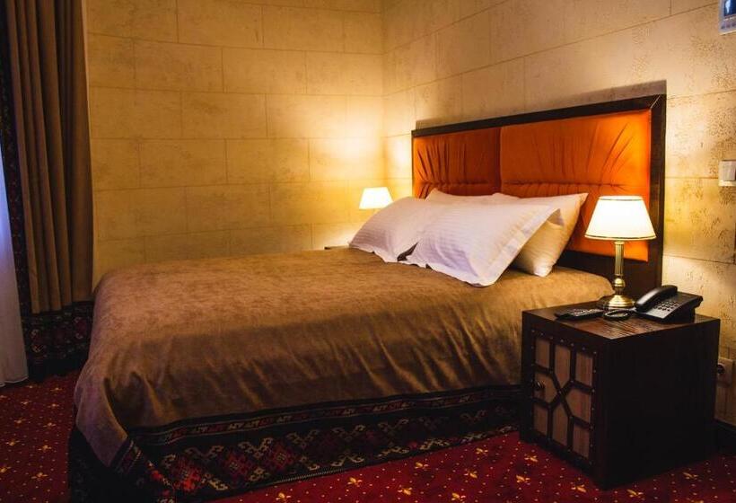 اتاق لوکس با بالکن, Mastara