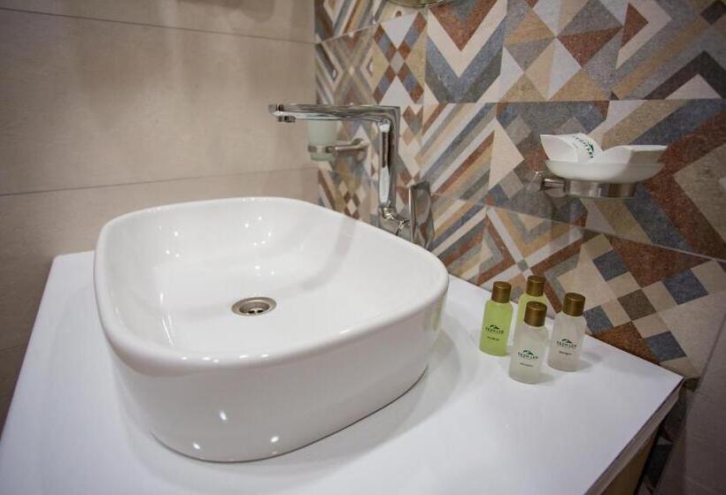 جناح مزود بتراس, Tezh Ler Resort