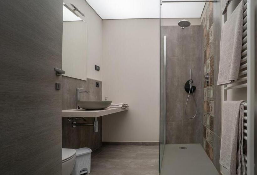 חדר סטנדרט לשלושה, Vitae Di Langa