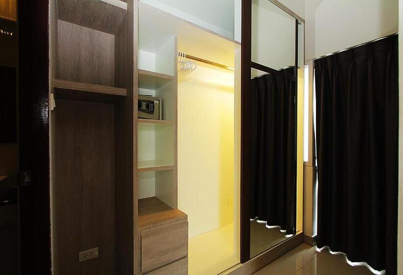 Quarto deluxe, The Contrast I