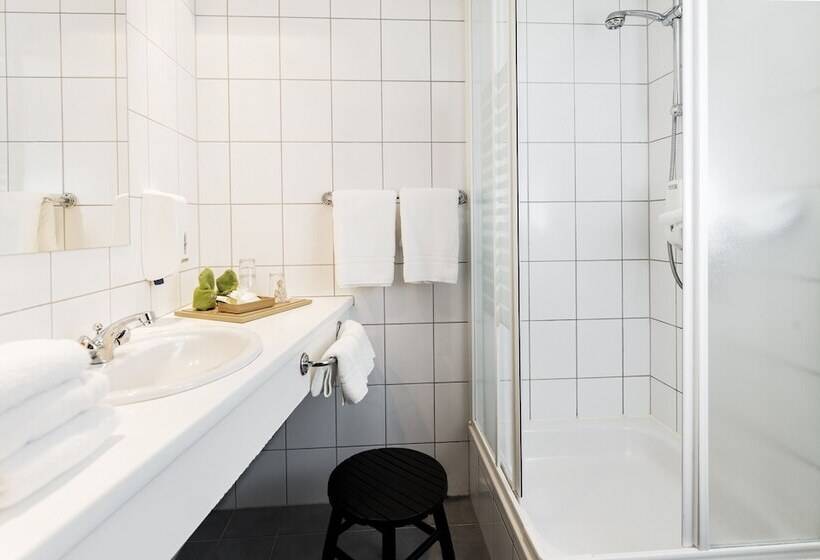 اتاق سوپریور, 22 Hill