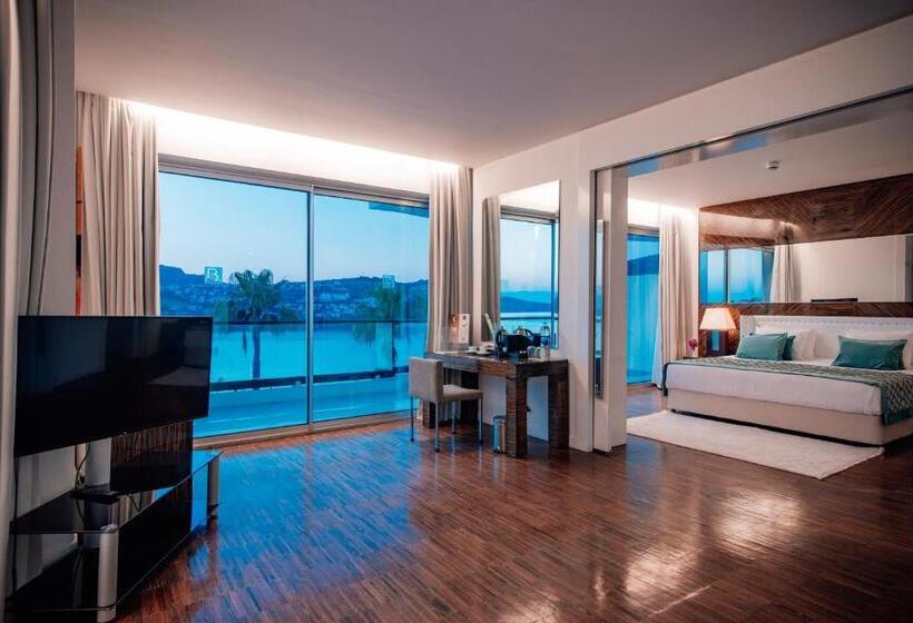 سوئیت با وان آب گرم, Baia Bodrum