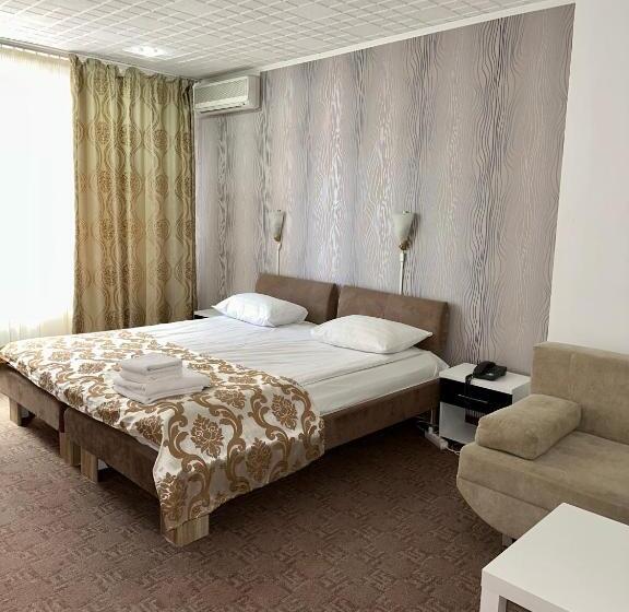 اتاق لوکس, Darin