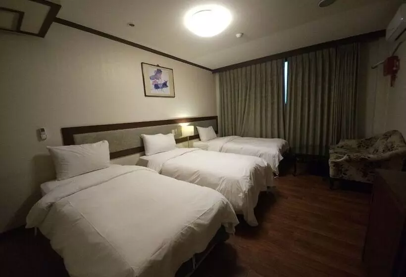 Standard Kolmen Hengen Huone, Insadong Crown