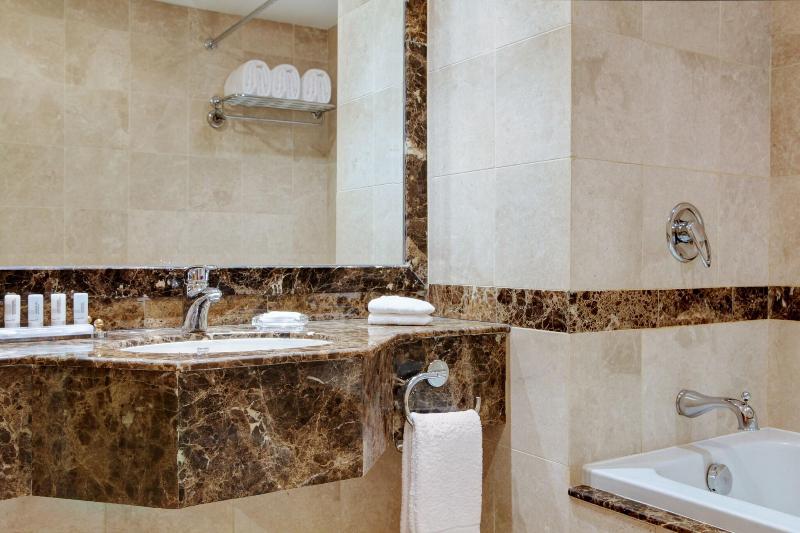 带大床的高级房间, Le Méridien Makkah