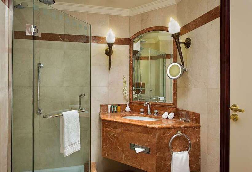 اتاق خانوادگی, Metropolitan Palace