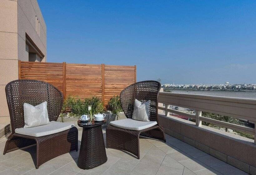 디럭스 룸, Mövenpick Hotel Bahrain