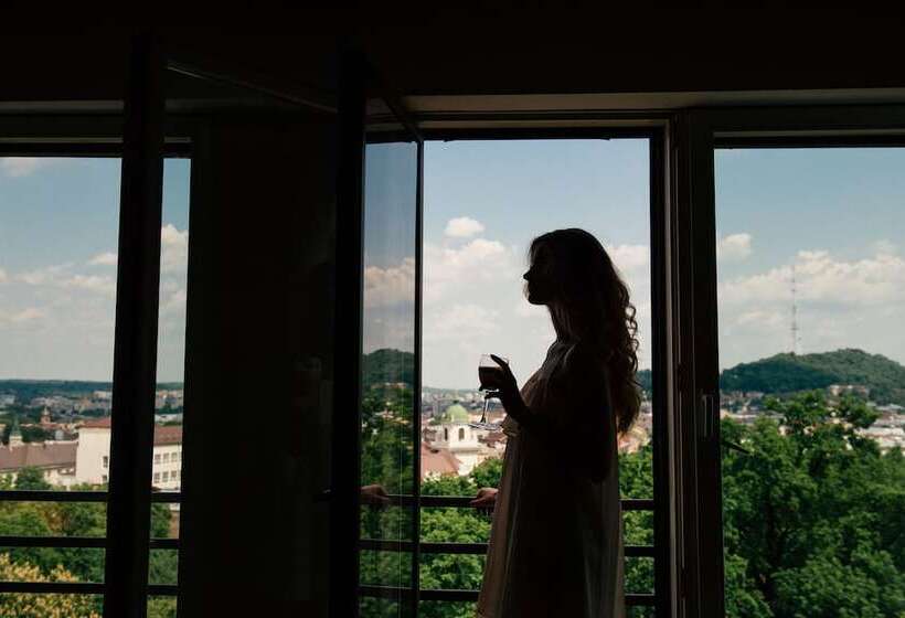 سوییت, Premier Hotel Dnister